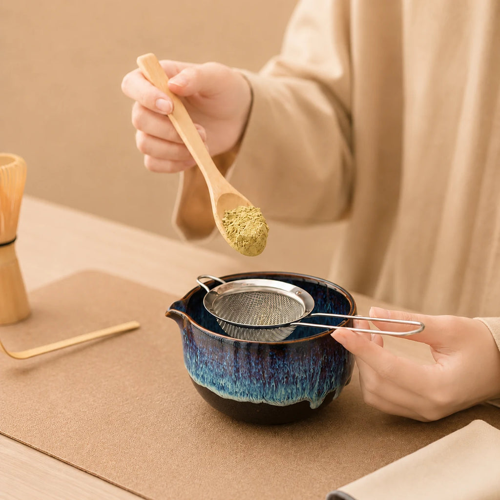 Dosage du matcha au-dessus du bol Yohen bleu nuit avec tamis