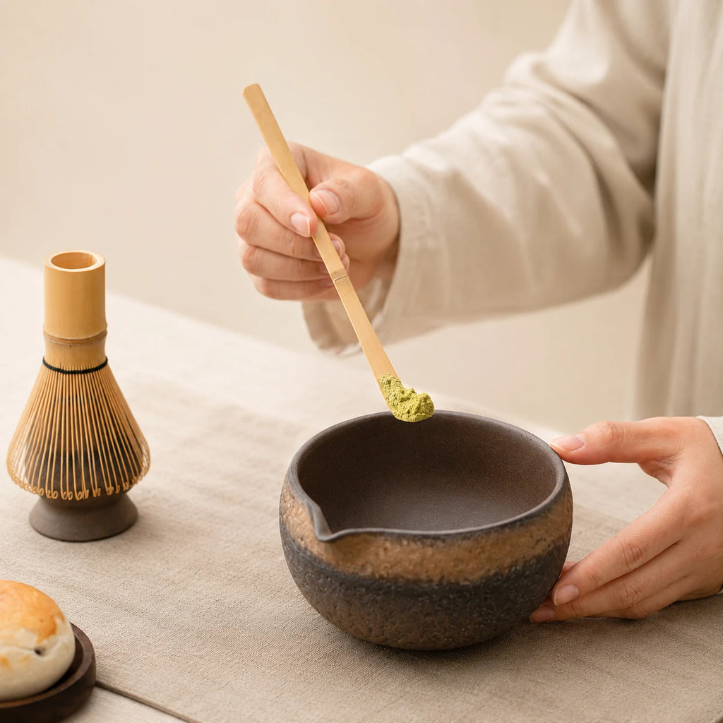 Dosage du matcha avec chashaku dans le bol Kurogane