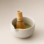 Fouettage du matcha dans le bol verseur Haku blanc ivoire