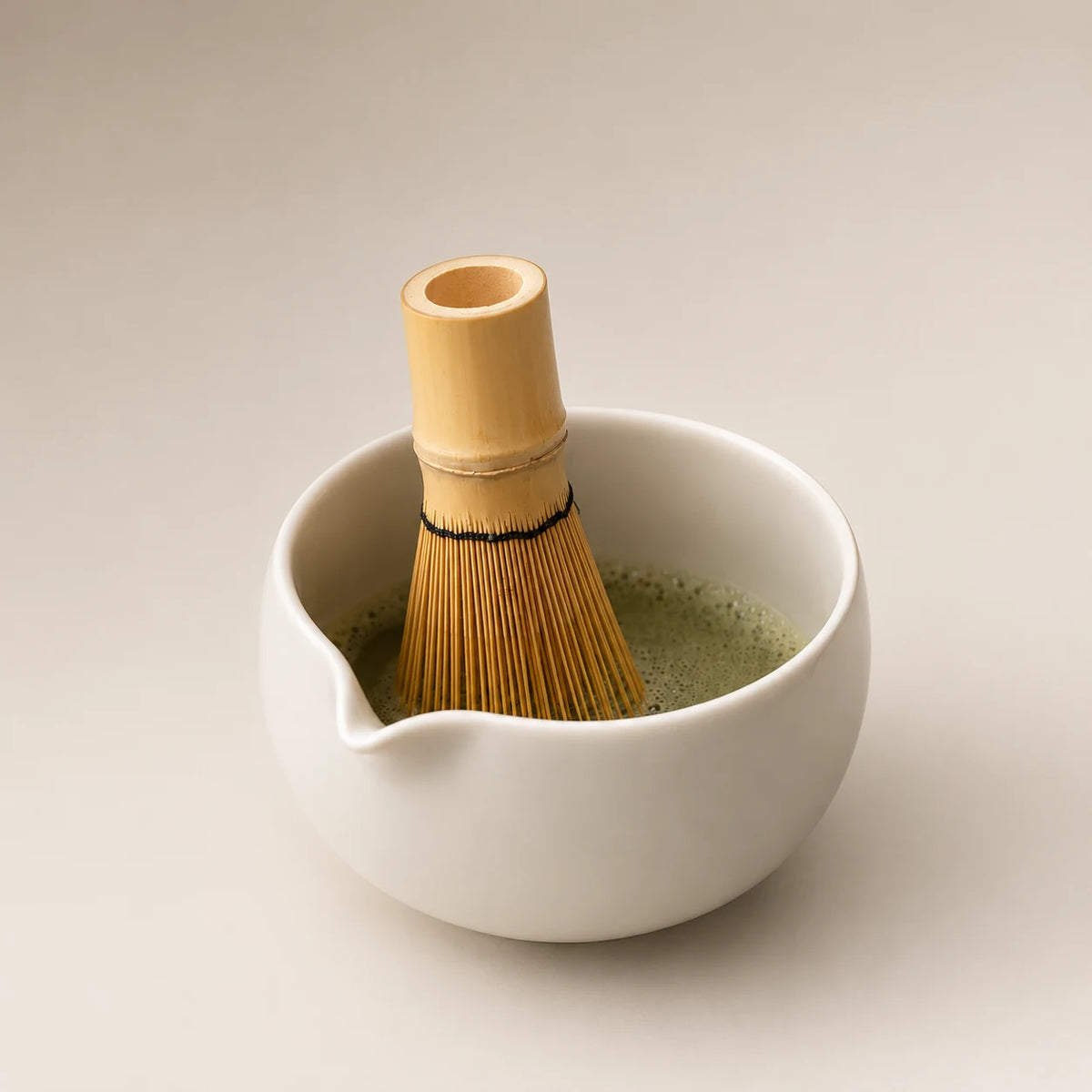 Fouettage du matcha dans le bol verseur Haku blanc ivoire