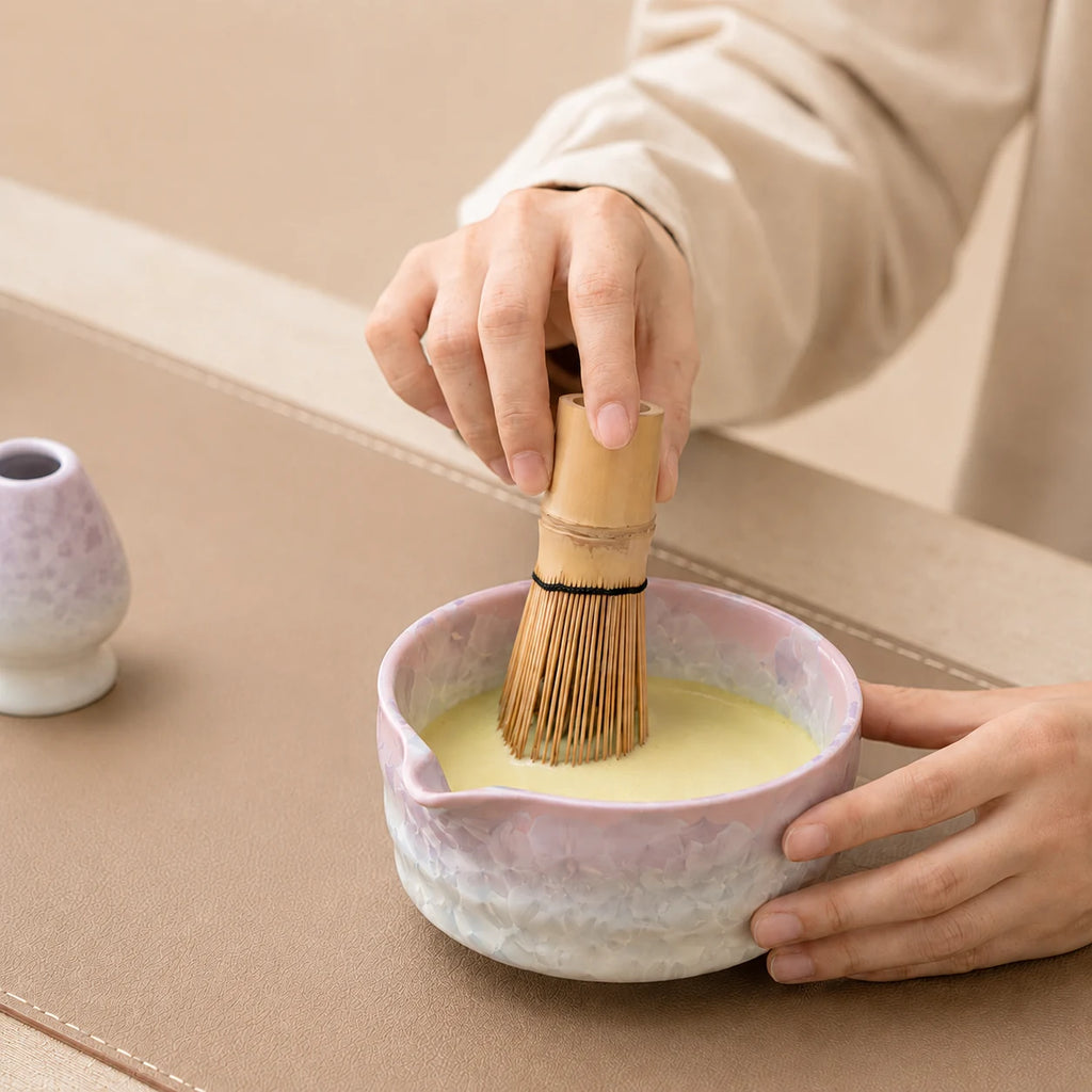 Fouettage du matcha dans le bol Yukihana violet blanc