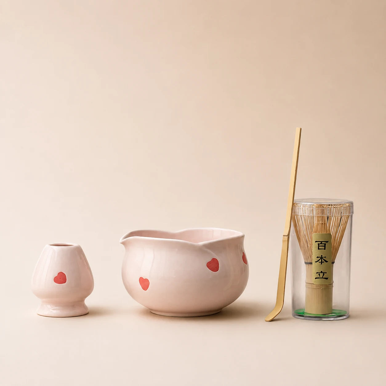 Kit matcha Amai motif cœurs - bol verseur rose pâle avec support assorti et chasen