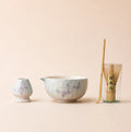 Kit matcha Hanae papillon - bol verseur peint à la main avec support assorti