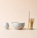 Kit matcha Hanae papillon - bol verseur peint à la main avec support assorti