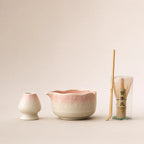 Kit matcha Komorebi rose poudré - bol verseur ondulé à relief floral avec chasen