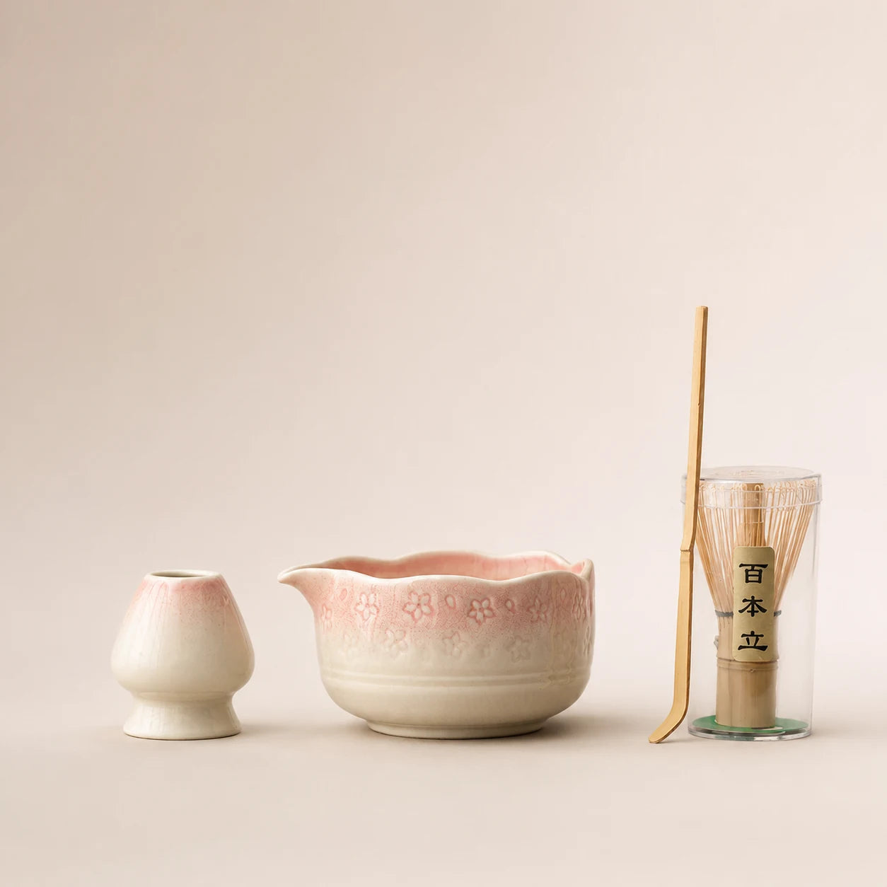 Kit matcha Komorebi rose poudré - bol verseur ondulé à relief floral avec chasen