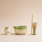 Kit matcha Komorebi vert dégradé - bol verseur ondulé à relief floral avec chasen