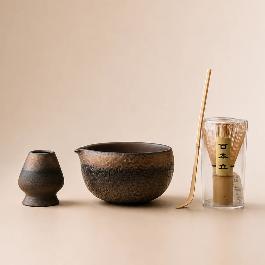 Kit matcha Kurogane bec verseur - bol sombre à glaçure fer avec support assorti