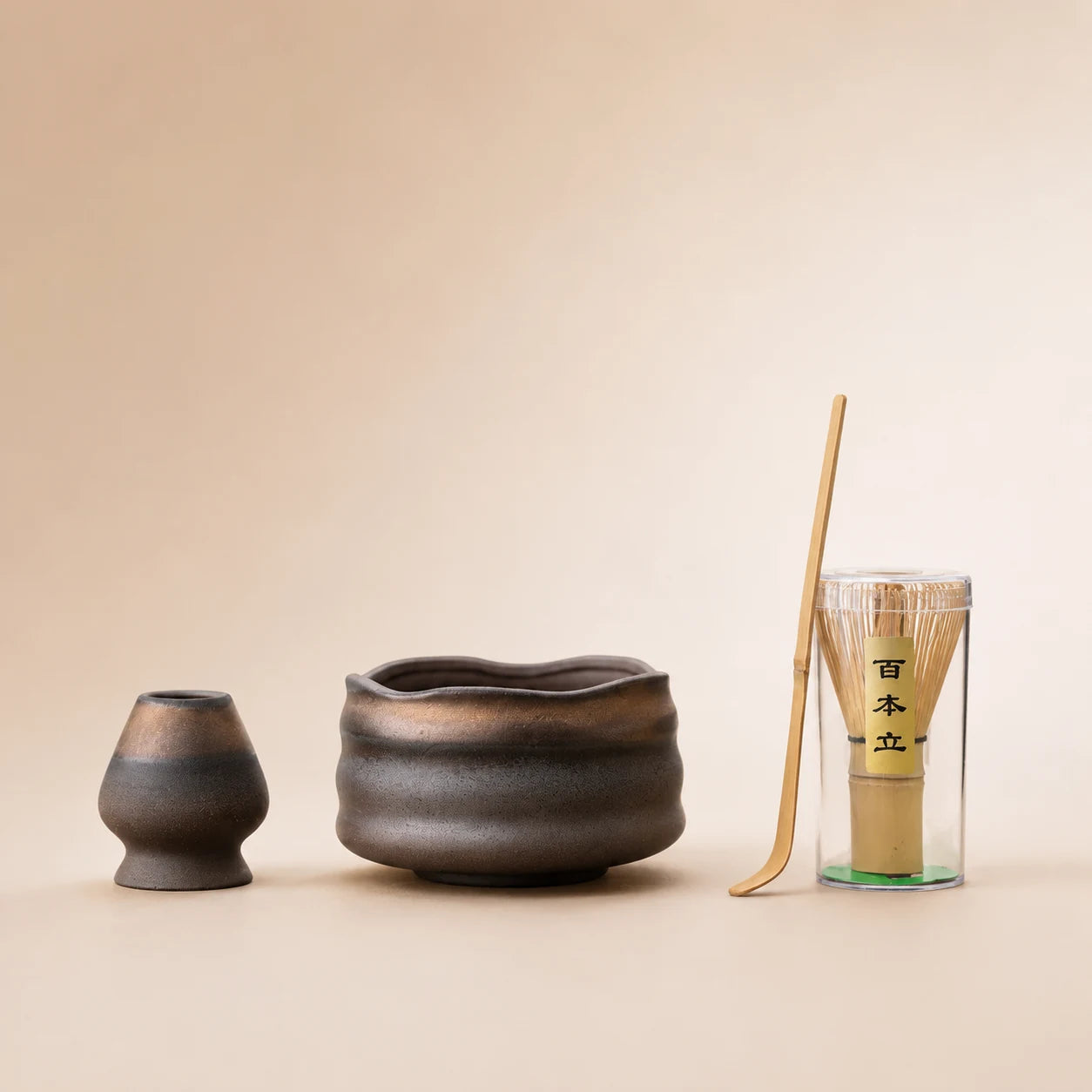 Kit matcha Kurogane bord vague - bol sombre à glaçure fer avec support assorti