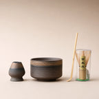 Kit matcha Kurogane forme droite - bol sombre à glaçure fer avec support assorti