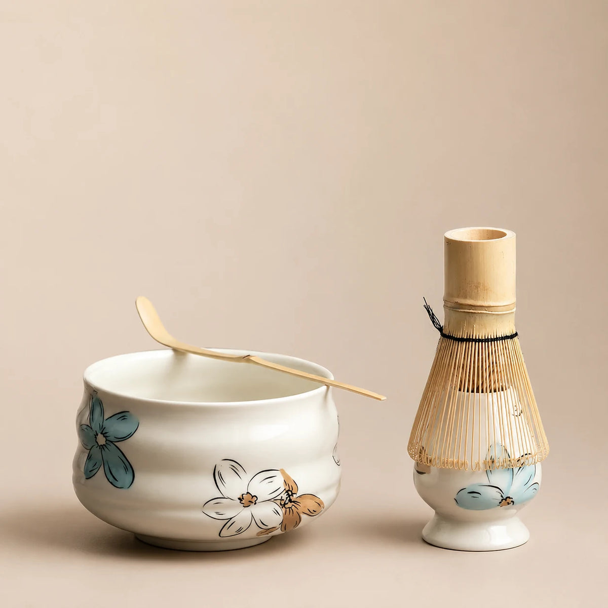 Kit matcha Rasen blanc fleuri - bol verseur ondulé en céramique de Dehua avec chasen