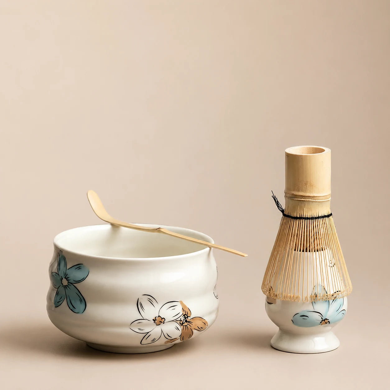 Kit matcha Rasen blanc fleuri - bol verseur ondulé en céramique de Dehua avec chasen