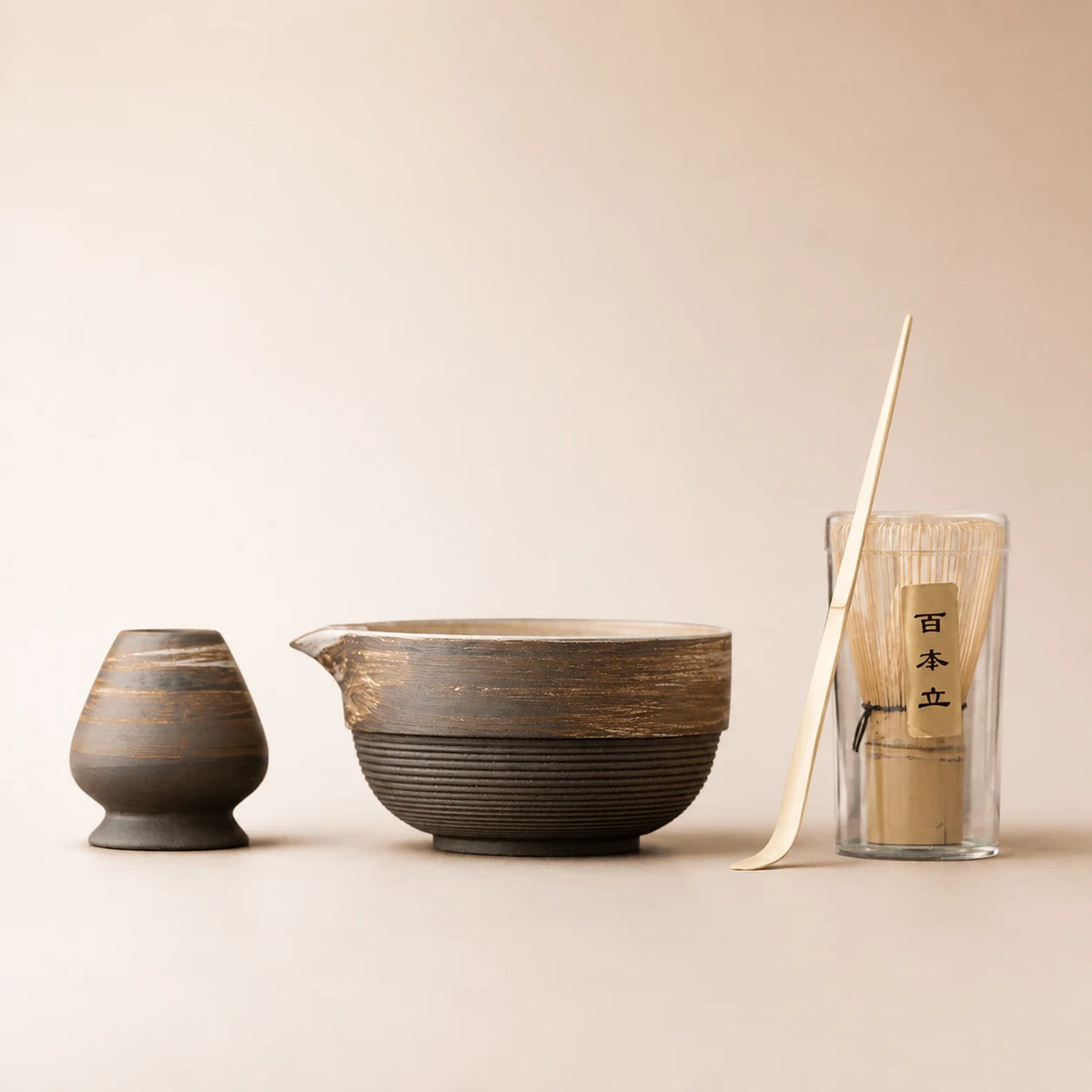Kit matcha Sosogu brun blanc strié avec bol verseur, chasen et chashaku