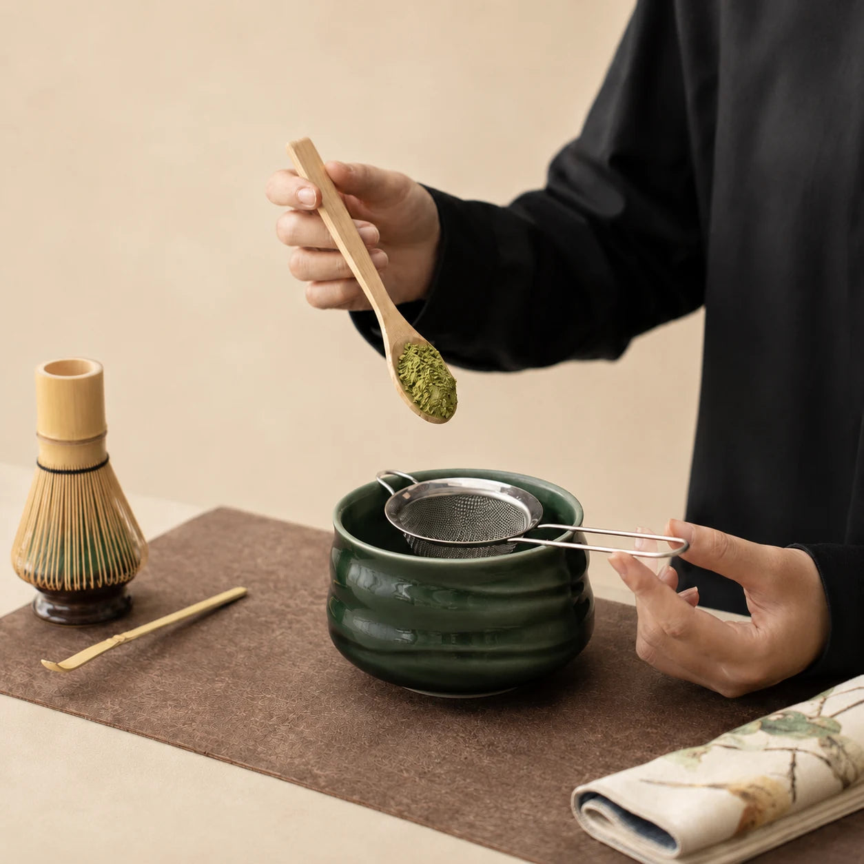 Préparation du matcha avec le bol Rasen vert bambou