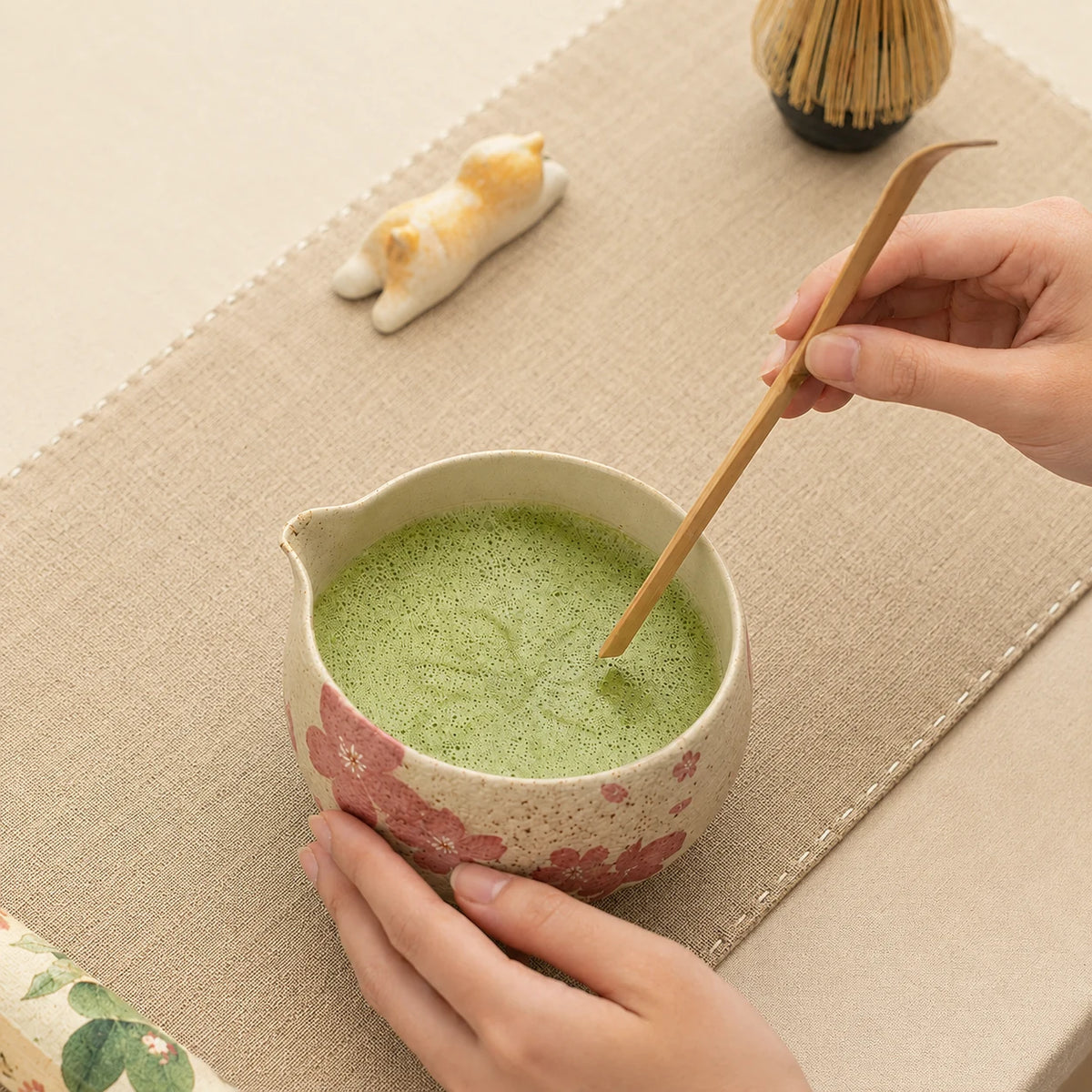 Préparation du matcha dans le bol Hanami grandes fleurs sakura