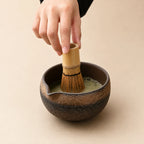 Préparation du matcha dans le bol Kurogane à bec verseur