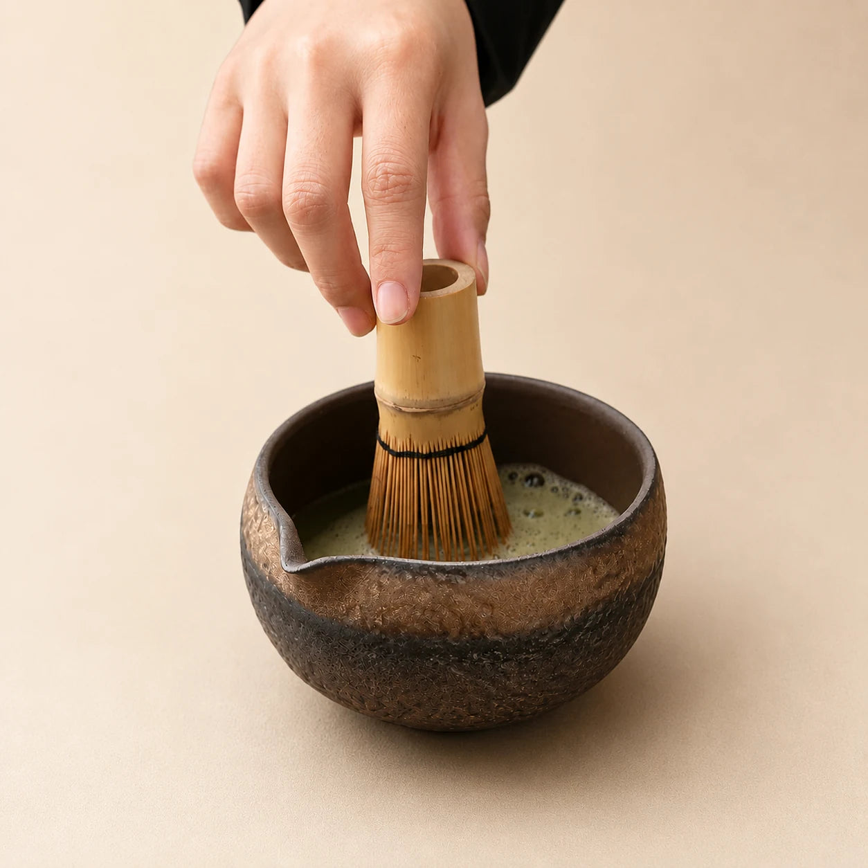 Préparation du matcha dans le bol Kurogane à bec verseur