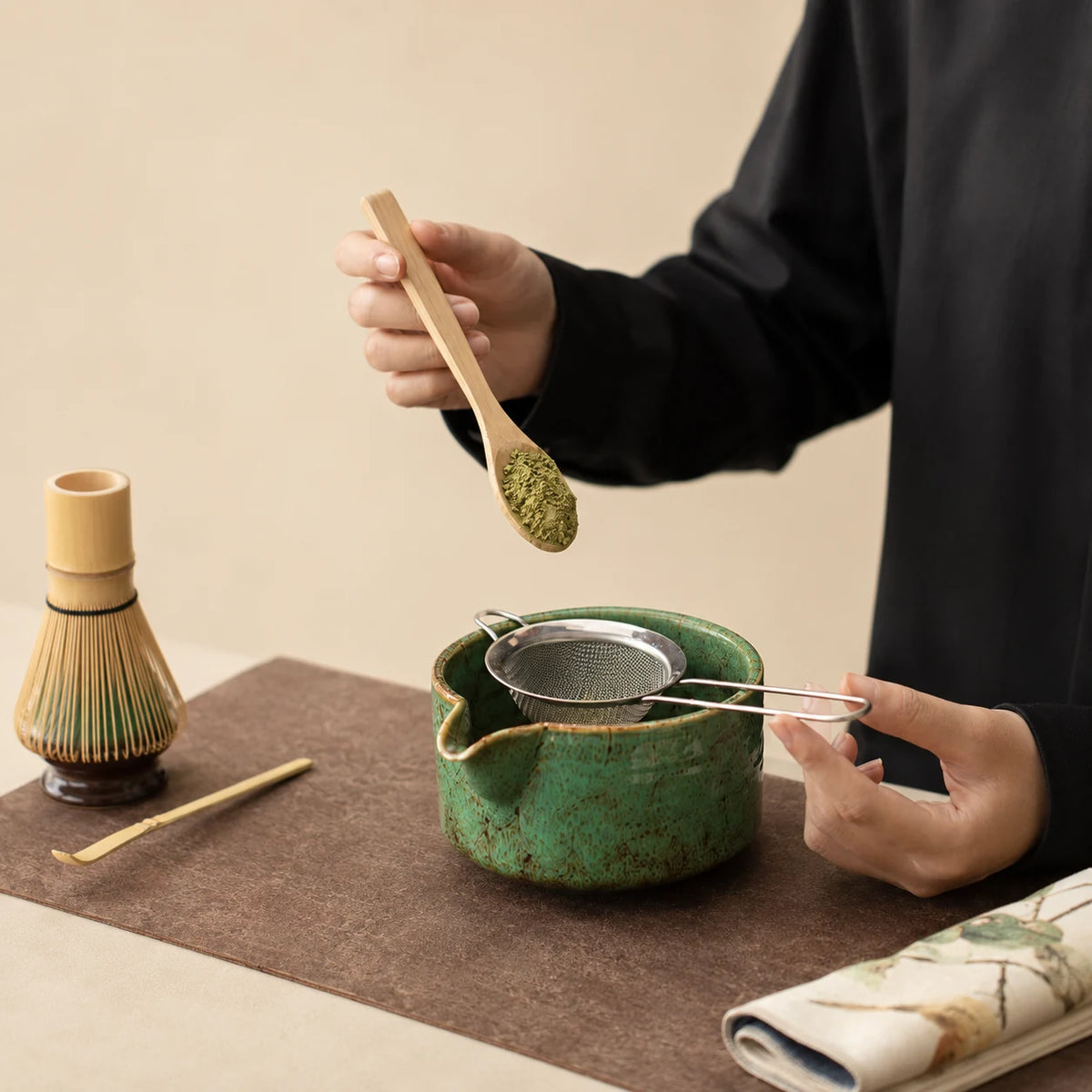 Préparation du matcha dans le bol Ryusai vert craquelé
