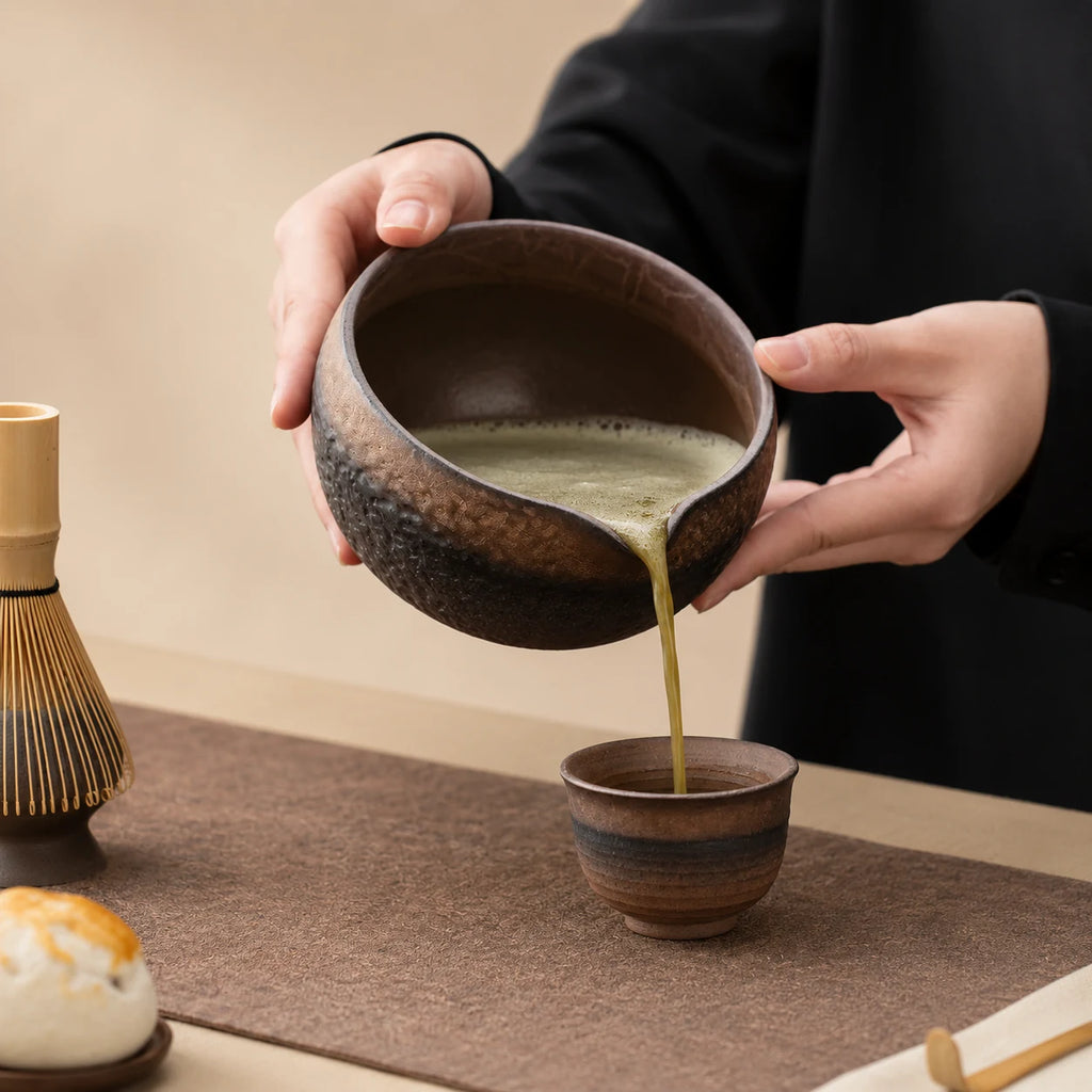 Service du matcha avec le bol Kurogane à bec verseur