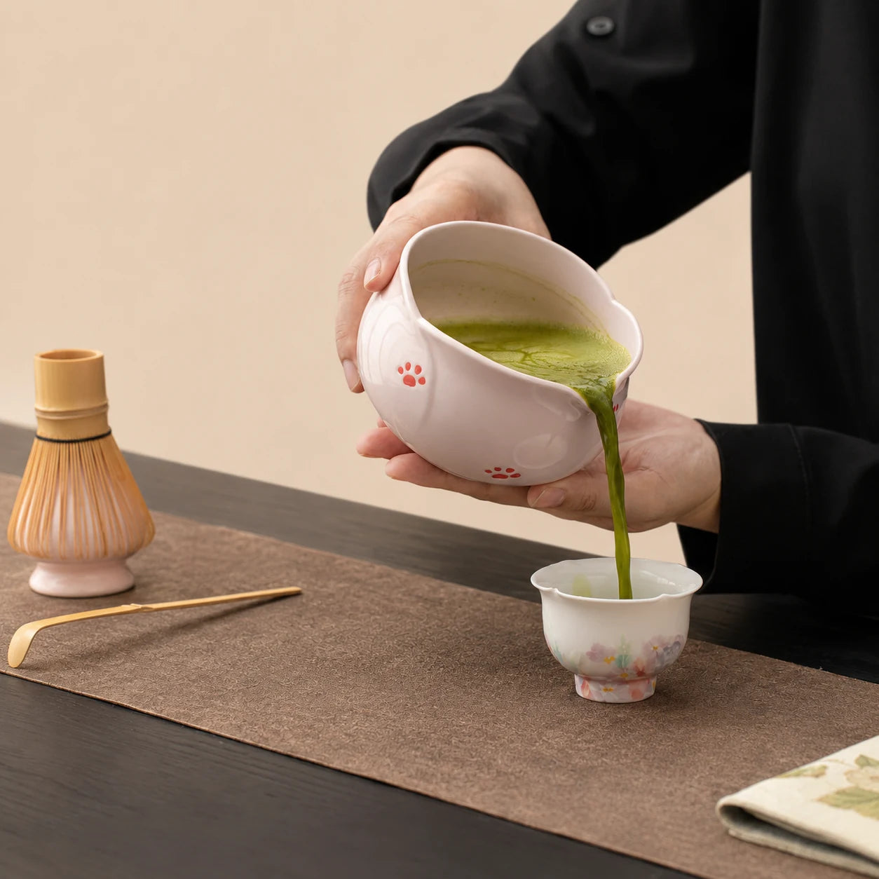 Service du matcha avec le bol verseur Amai motif pattes de chat