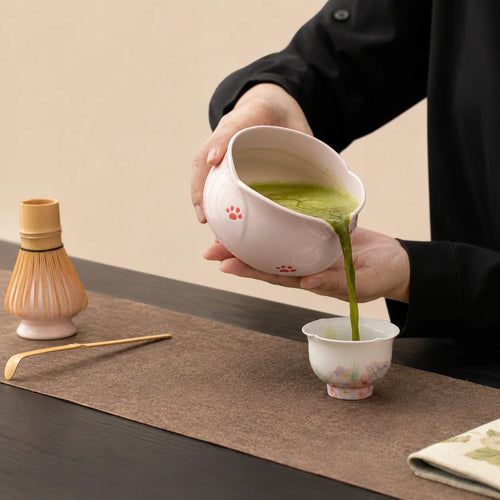 Service du matcha avec le bol verseur Amai motif pattes de chat