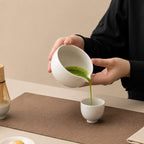 Service du matcha avec le bol verseur Haku blanc ivoire
