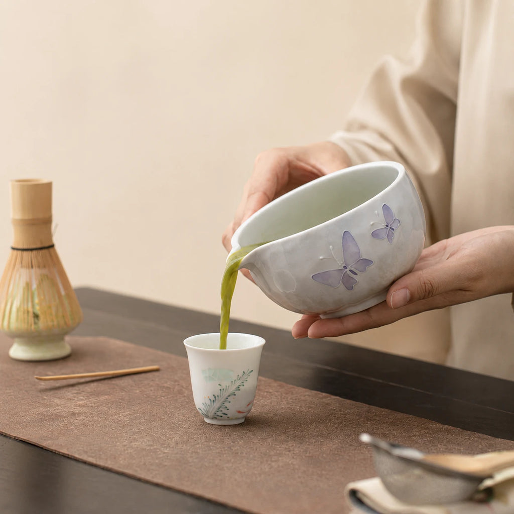Service du matcha avec le bol verseur Hanae motif papillon