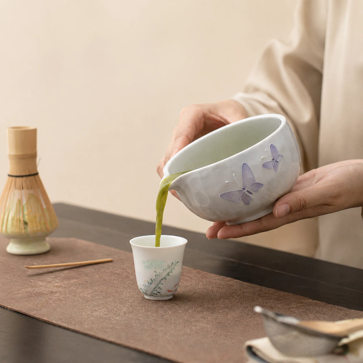 Service du matcha avec le bol verseur Hanae motif papillon