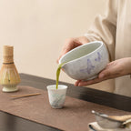Service du matcha avec le bol verseur Hanae motif papillon