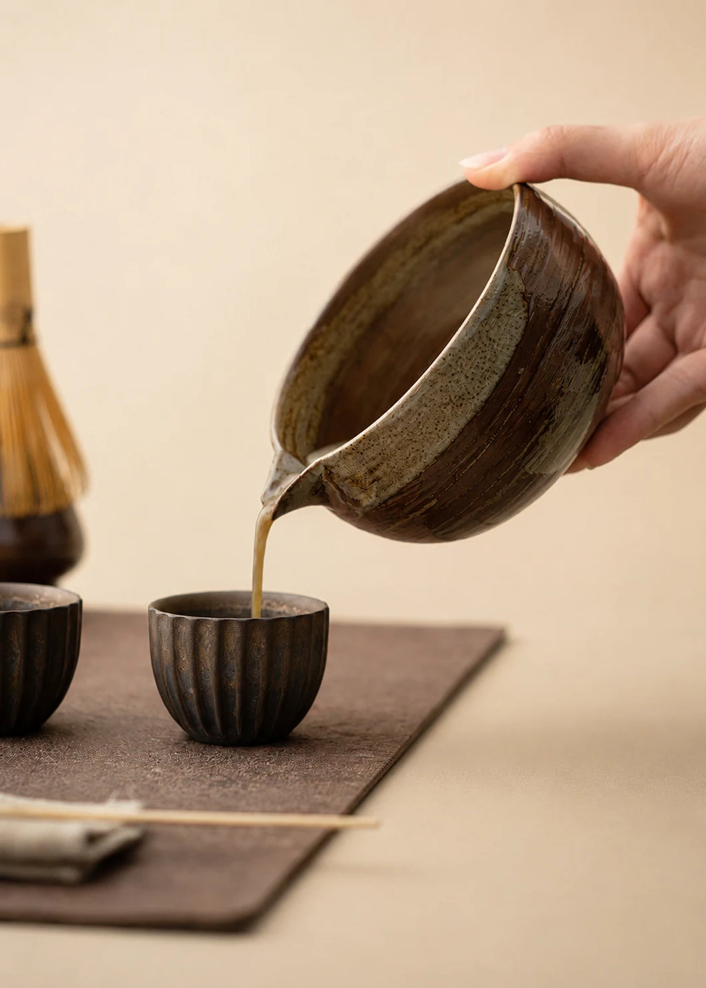 Service du matcha avec le bol verseur Nagare brun ambré