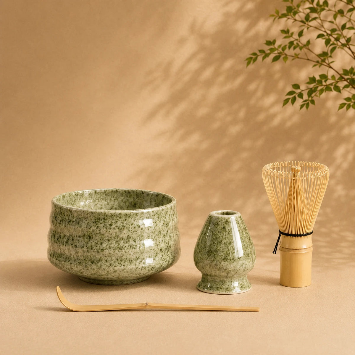 Set matcha Rokuro coloris vert sauge moucheté - bol vert minéral aux stries de tour avec support assorti sur fond beige
