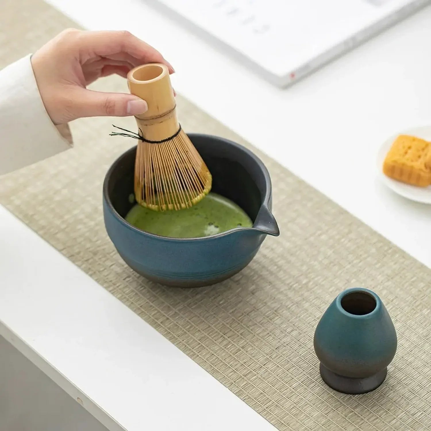 Geste de préparation avec fouet sur le bol noir charbon du set matcha Shizuku Image