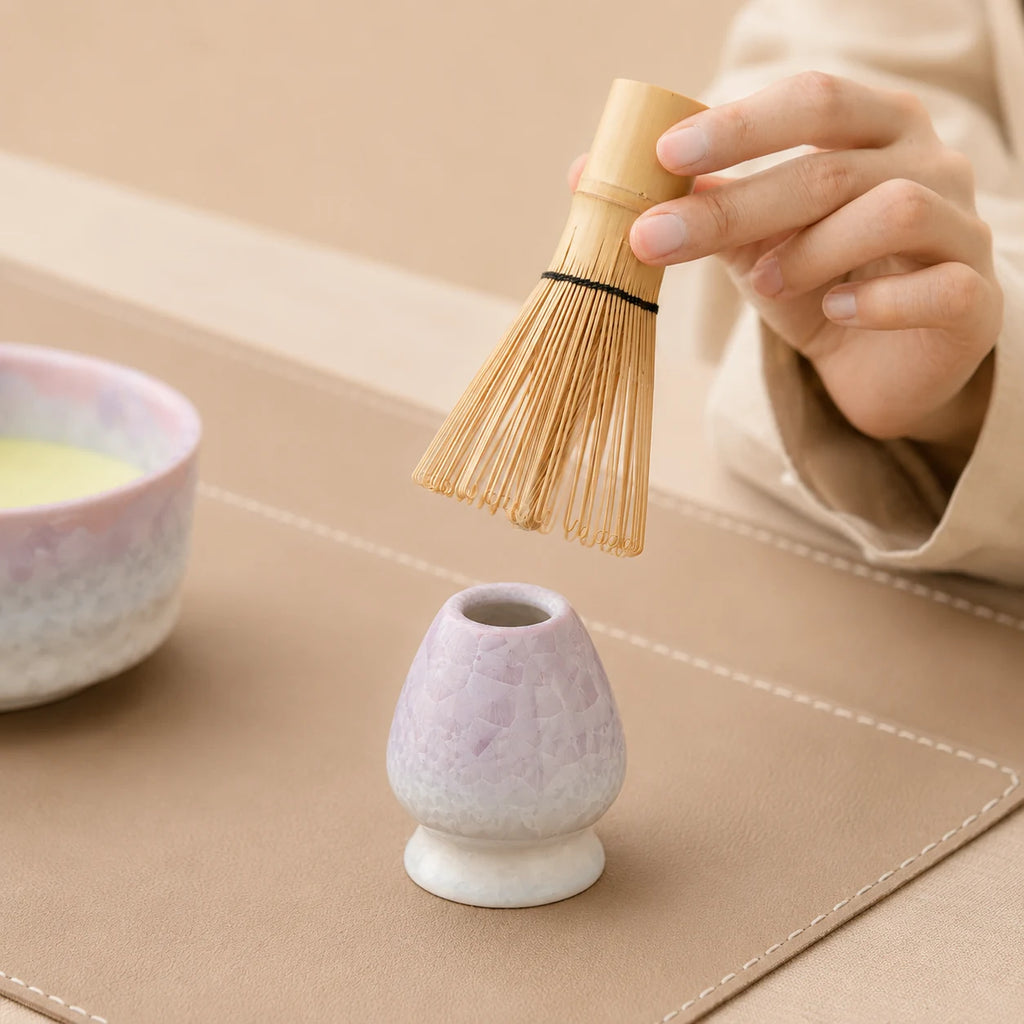 Support fouet Yukihana violet blanc avec chasen en bambou