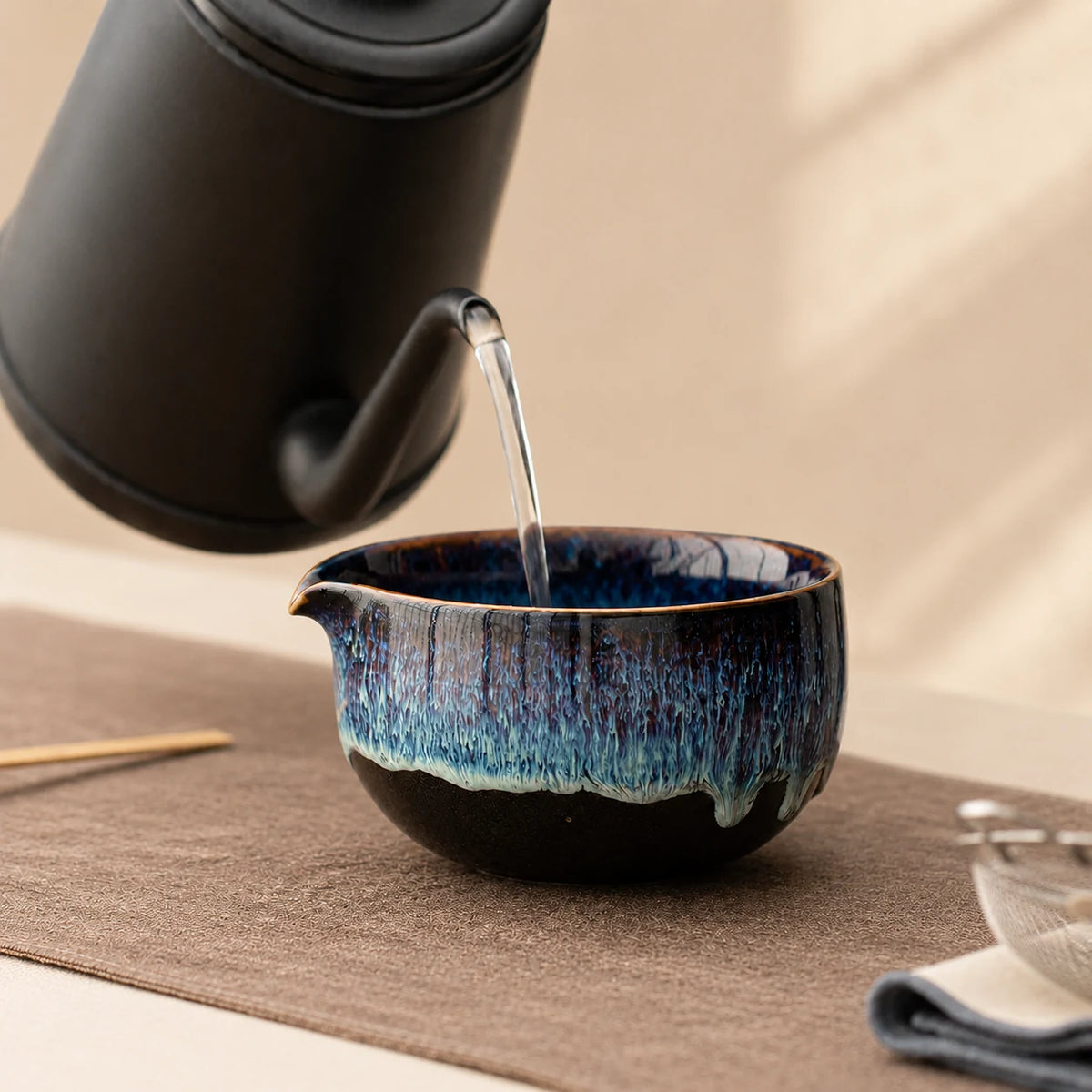 Versement de l’eau dans le bol verseur Yohen bleu nuit