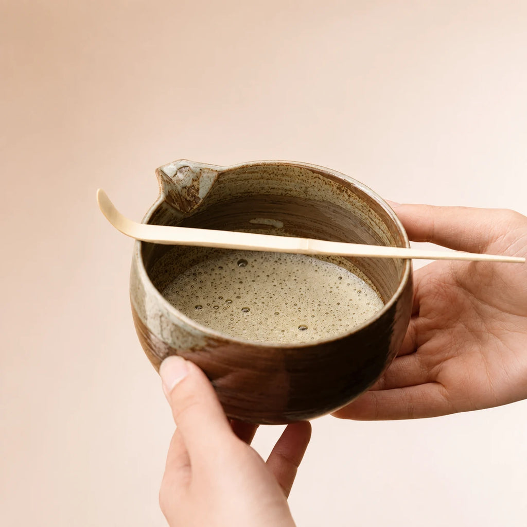 Vue du bol verseur Nagare brun ambré avec mousse de matcha