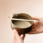 Vue du bol verseur Nagare brun ambré avec mousse de matcha