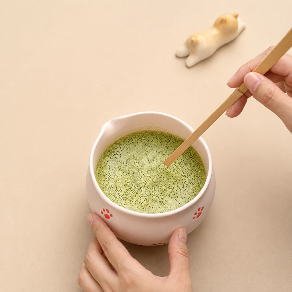 Vue du dessus du bol Amai rose pâle avec mousse de matcha