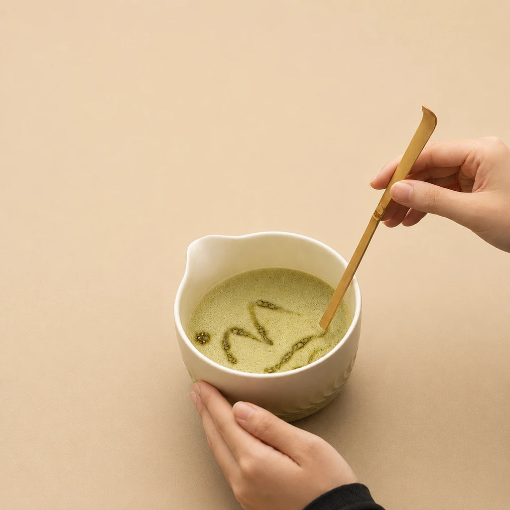 Vue du dessus du bol Genpu avec mousse de matcha