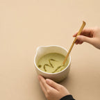 Vue du dessus du bol Genpu avec mousse de matcha