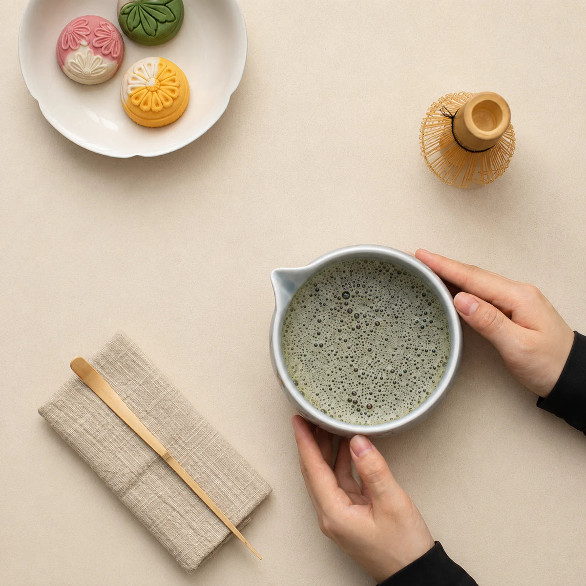 Vue du dessus du bol Haku blanc ivoire avec mousse de matcha