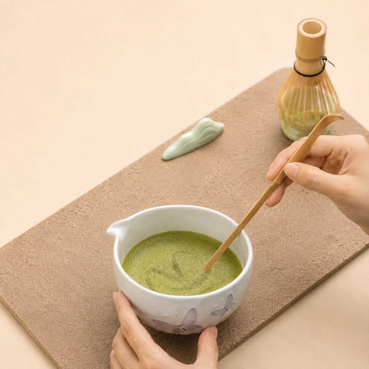 Vue du dessus du bol Hanae papillon avec mousse de matcha