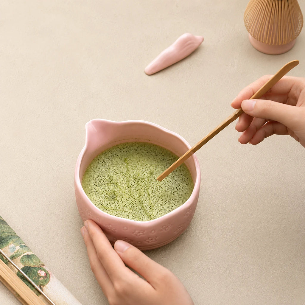 Vue du dessus du bol Komorebi rose uni avec mousse de matcha