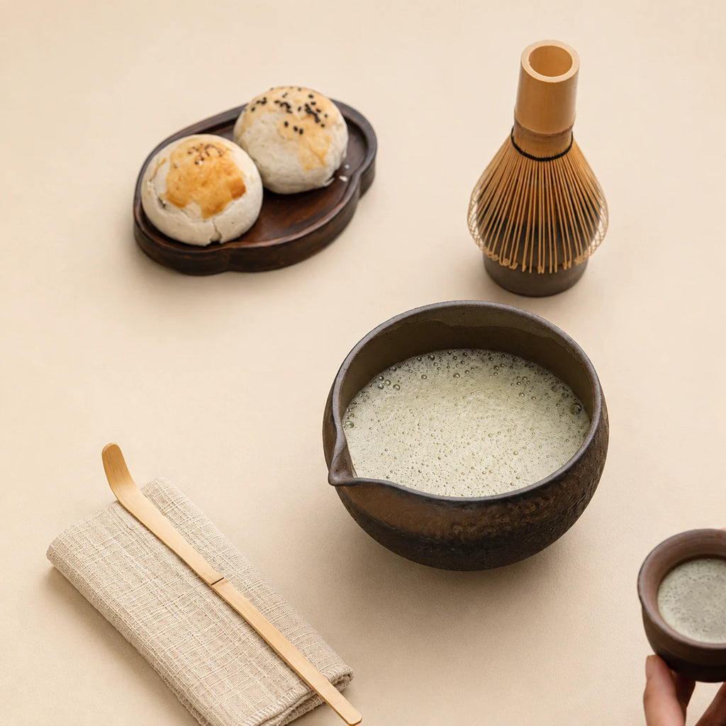 Vue du dessus du bol Kurogane avec mousse de matcha
