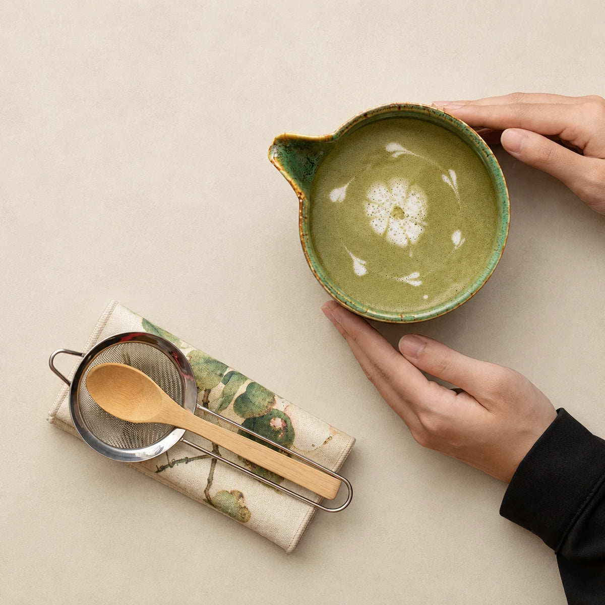 Vue du dessus du bol Ryusai vert craquelé avec mousse de matcha