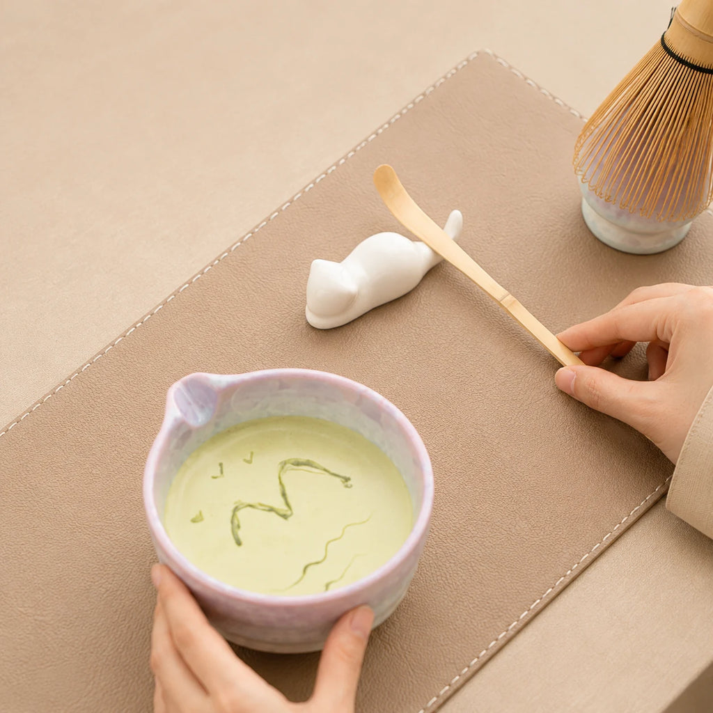 Vue du dessus du bol Yukihana violet blanc avec mousse de matcha