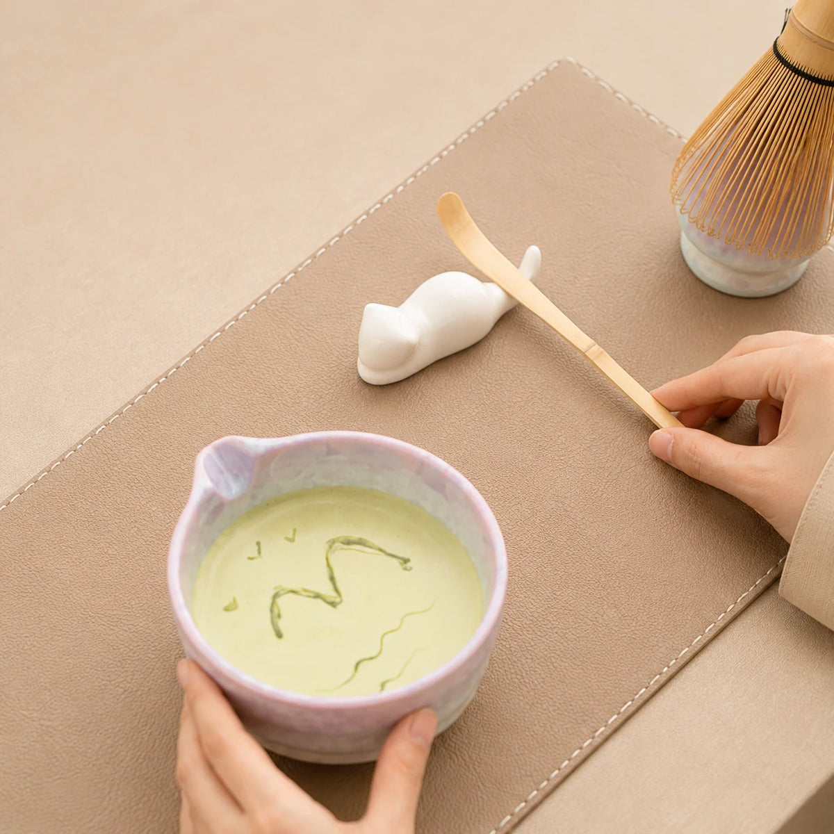 Vue du dessus du bol Yukihana violet blanc avec mousse de matcha