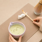 Vue du dessus du bol Yukihana violet blanc avec mousse de matcha